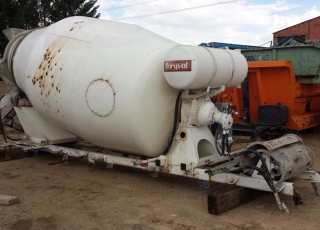 Bombo de hormigonera completo, con toma de fuerza, deposito, para instalar sobre chasis de camión.
Marca Baryval de 8m3