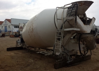 Bombo de hormigonera completo, con toma de fuerza, deposito, para instalar sobre chasis de camión.
Marca Baryval de 8m3