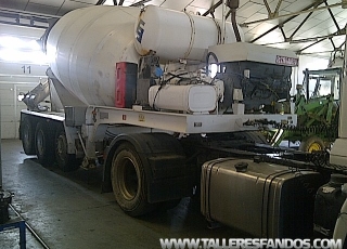 Semiremolque hormigonera ocasión de 3 ejes, con motor autónomo, bombo de 10m3.