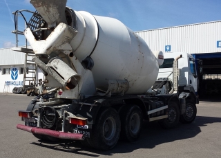 Concrete mixer  Renault Kerax 370.32, Dxi, Volvo engine, 8x4, year 2006, Baryval of 8m3.