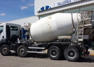 Concrete mixer  Renault Kerax 370.32, Dxi, Volvo engine, 8x4, year 2006, Baryval of 8m3.