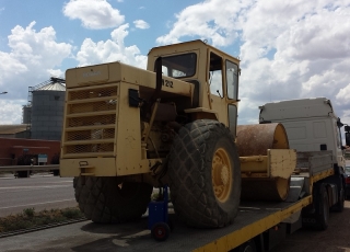 Rulo compactador marca Bomag modelo BW-212, de 10.570kg, con 3.592 horas