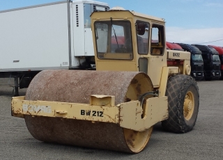 Rulo compactador marca Bomag modelo BW-212, de 10.570kg, con 3.592 horas