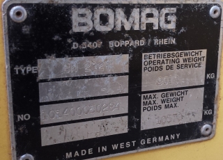Rulo compactador marca Bomag modelo BW-212, de 10.570kg, con 3.592 horas