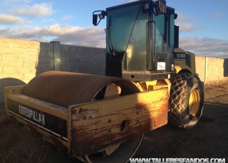 Roler Caterpillar model CS-593D, 15tn, year 2001, with 10.300 hours. In good conditions.