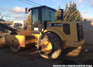 Rulo compactador marca Caterpillar modelo CS-593D, de 15tn, del año 2001, con 10.300 horas. En muy buen estado.