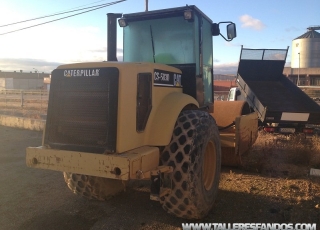 Roler Caterpillar model CS-593D, 15tn, year 2001, with 10.300 hours. In good conditions.