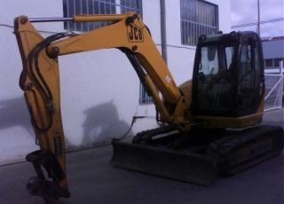 JCB 8080ZTS, del año 2007, 4800 horas, con 3 cazos y martillo, cadenas de goma.