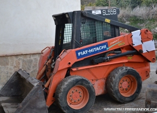 Mini Fiat Hitachi SL55B del año 1998. Los accesorios que tiene son: barredora, fresadora de asfalto y hormigón, retro y pala frontal. 