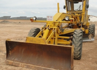 Motoniveladora Caterpilar 12 G, con ripper trasero y pala delantera, con pocas horas de uso.  VENDIDA