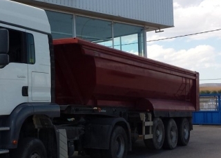 Tipper trailer of 3 axels, pneumatic suspension, drum brakes.