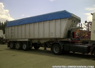 Aluminium tipper trailer, capacity 40m3, air suspension, drum brakes, year 2001, with cover.