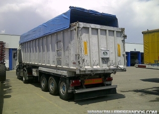 Aluminium tipper trailer, capacity 40m3, air suspension, drum brakes, year 2001, with cover.