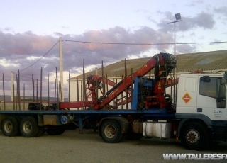 Plataform to transport trees with crane.