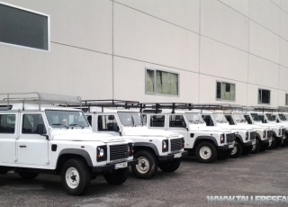 42 unidades todoterreno Land Rover Defender, 4x4, manuales, año 2011, casi nuevos, con 7 plazas 120CV, 2.400cc, diesel. 