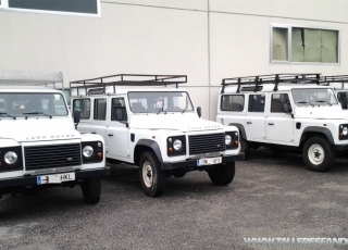 42 unidades todoterreno Land Rover Defender, 4x4, manuales, año 2011, casi nuevos, con 7 plazas 120CV, 2.400cc, diesel. 