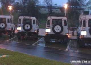 42 unidades todoterreno Land Rover Defender, 4x4, manuales, año 2011, casi nuevos, con 7 plazas 120CV, 2.400cc, diesel. 