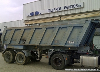 Bañera marca Meiller, de dos ejes de rueda doble con ballestas, puerta trasera tipo escollera, del año 1994. Tara 8550 y MMA 32.500