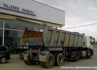 Bañera marca Meiller, de dos ejes de rueda doble con ballestas, puerta trasera tipo escollera, del año 1994. Tara 8550 y MMA 32.500