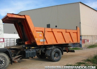 Back tipper with hydraulic cylinder diferents types and dimensions. For use on 3-axle trucks.