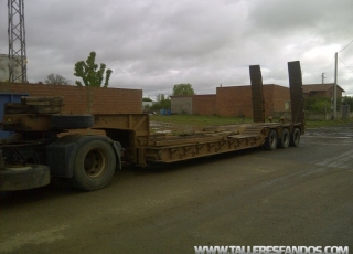 Góndola marca Trabosa, modelo GMO 593, de 3 ejes para 60Tn,  año de fabricación  1988.  Equipada con rampas hidráulicas traseras para carga y descarga y rampas hidráulicas en la cama para poder cargar maquinaria de mayor longitud.