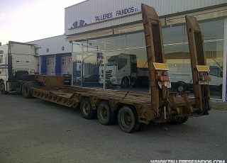 Góndola marca Trabosa, modelo GMO 593, de 3 ejes para 60Tn,  año de fabricación  1988.  Equipada con rampas hidráulicas traseras para carga y descarga y rampas hidráulicas en la cama para poder cargar maquinaria de mayor longitud.