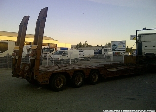 Góndola marca Trabosa, modelo GMO 593, de 3 ejes para 60Tn,  año de fabricación  1988.  Equipada con rampas hidráulicas traseras para carga y descarga y rampas hidráulicas en la cama para poder cargar maquinaria de mayor longitud.