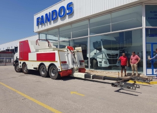 Camión marca Scania modelo P380, 8x4, con cambio manual, con tan solo 45.275km, del año 2006, equipado con equipo remolcador, dos cabrestantes.