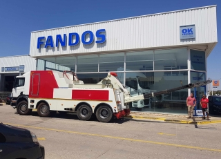 Camión marca Scania modelo P380, 8x4, con cambio manual, con tan solo 45.275km, del año 2006, equipado con equipo remolcador, dos cabrestantes.