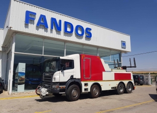 Camión marca Scania modelo P380, 8x4, con cambio manual, con tan solo 45.275km, del año 2006, equipado con equipo remolcador, dos cabrestantes.