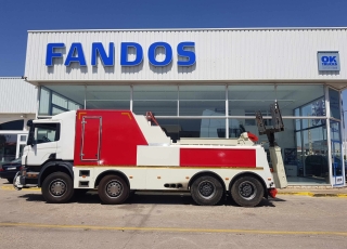 Camión marca Scania modelo P380, 8x4, con cambio manual, con tan solo 45.275km, del año 2006, equipado con equipo remolcador, dos cabrestantes.