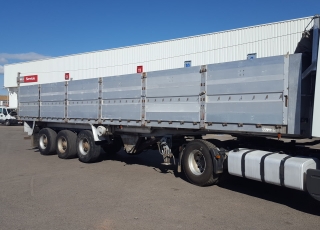 Tipper trailer of 3 axels, spring suspension, drum brakes.