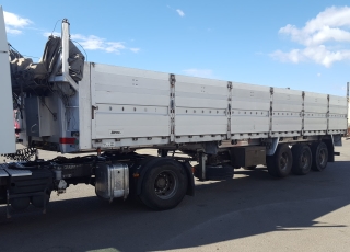 Tipper trailer of 3 axels, spring suspension, drum brakes.