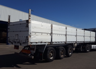 Tipper trailer of 3 axels, spring suspension, drum brakes.