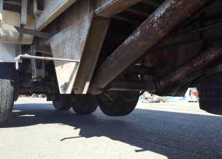 Tipper trailer of 3 axels, spring suspension, drum brakes.