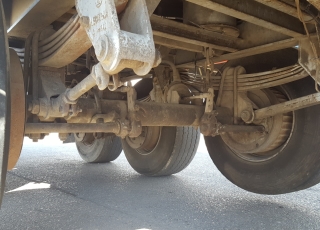 Tipper trailer of 3 axels, spring suspension, drum brakes.