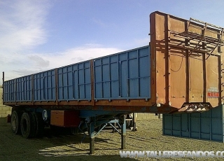 Plataforma bascualnte marca Leciñena Basculante, de dos ejes de doble rueda, con laterales abatibles y sobrelaterales.