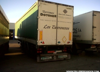 Tauliner marca Fruehauf, de 3 ejes con suspensión nuematica, primer eje elevable, frenos de disco, paredes y techo correderos, en perfactas condiciones, del año 2000. Medidas 13.7x2.5x4m