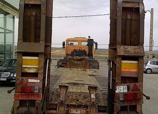 Gondola portamaquinas Trabosa GMO 513, de tres ejes de doble rueda y ballestas, 51Tn, con rampas hidraulicas, cama de 9m a 9.5m, anchura 2.5m, fabricación 1989