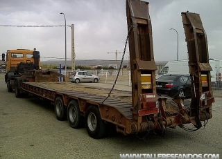 Gondola portamaquinas Trabosa GMO 513, de tres ejes de doble rueda y ballestas, 51Tn, con rampas hidraulicas, cama de 9m a 9.5m, anchura 2.5m, fabricación 1989