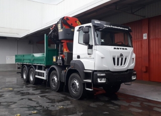 Nuevo camión grúa IVECO ASTRA HD9 84.50, 8x4 de 500cv, Euro 6 con cambio automático de 16v, con caja abierta y  grúa Palfinger PK78002 de 6 prolongas hidráulicas con JIB PJ170E. E  de otras 6 prolongas hidráulicas, con posibilidad de poner alguna más manual.  Equipamiento:  - Cruise control
- Rejillas protección faros delanteros
- Aire acondicionado
- Visera 
- Avisador acústico marcha atrás.
- Gancho de maniobra trasero.
- Barras estabilizadoras.
- Bloqueo diferencial.
- Espejos calefactados y telecomandados.
- Asiento con suspensión neumática.
- Suspensión trasera reforzada.
- Protección del radiador
- Deposito de Ad-Blue y filtro calefactados.
- Radio CD con manos libres.
- Toma de fuerza
- 5º punto sujeción cambio