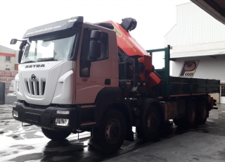 Nuevo camión grúa IVECO ASTRA HD9 84.50, 8x4 de 500cv, Euro 6 con cambio automático de 16v, con caja abierta y  grúa Palfinger PK78002 de 6 prolongas hidráulicas con JIB PJ170E. E  de otras 6 prolongas hidráulicas, con posibilidad de poner alguna más manual.  Equipamiento:  - Cruise control
- Rejillas protección faros delanteros
- Aire acondicionado
- Visera 
- Avisador acústico marcha atrás.
- Gancho de maniobra trasero.
- Barras estabilizadoras.
- Bloqueo diferencial.
- Espejos calefactados y telecomandados.
- Asiento con suspensión neumática.
- Suspensión trasera reforzada.
- Protección del radiador
- Deposito de Ad-Blue y filtro calefactados.
- Radio CD con manos libres.
- Toma de fuerza
- 5º punto sujeción cambio