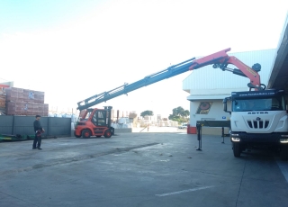 Nuevo camión grúa IVECO ASTRA HD9 84.50, 8x4 de 500cv, Euro 6 con cambio automático de 16v, con caja abierta y  grúa Palfinger PK78002 de 6 prolongas hidráulicas con JIB PJ170E. E  de otras 6 prolongas hidráulicas, con posibilidad de poner alguna más manual.  Equipamiento:  - Cruise control
- Rejillas protección faros delanteros
- Aire acondicionado
- Visera 
- Avisador acústico marcha atrás.
- Gancho de maniobra trasero.
- Barras estabilizadoras.
- Bloqueo diferencial.
- Espejos calefactados y telecomandados.
- Asiento con suspensión neumática.
- Suspensión trasera reforzada.
- Protección del radiador
- Deposito de Ad-Blue y filtro calefactados.
- Radio CD con manos libres.
- Toma de fuerza
- 5º punto sujeción cambio