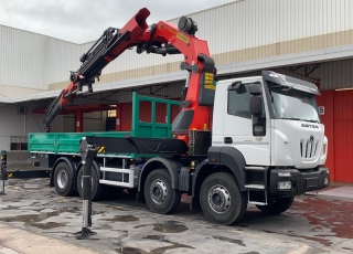 Nuevo camión grúa IVECO ASTRA HD9 84.50, 8x4 de 500cv, Euro 6 con cambio automático de 16v, con caja abierta y  grúa Palfinger PK78002 de 6 prolongas hidráulicas con JIB PJ170E. E  de otras 6 prolongas hidráulicas, con posibilidad de poner alguna más manual.  Equipamiento:  - Cruise control
- Rejillas protección faros delanteros
- Aire acondicionado
- Visera 
- Avisador acústico marcha atrás.
- Gancho de maniobra trasero.
- Barras estabilizadoras.
- Bloqueo diferencial.
- Espejos calefactados y telecomandados.
- Asiento con suspensión neumática.
- Suspensión trasera reforzada.
- Protección del radiador
- Deposito de Ad-Blue y filtro calefactados.
- Radio CD con manos libres.
- Toma de fuerza
- 5º punto sujeción cambio