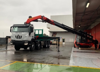 Nuevo camión grúa IVECO ASTRA HD9 84.50, 8x4 de 500cv, Euro 6 con cambio automático de 16v, con caja abierta y  grúa Palfinger PK78002 de 6 prolongas hidráulicas con JIB PJ170E. E  de otras 6 prolongas hidráulicas, con posibilidad de poner alguna más manual.  Equipamiento:  - Cruise control
- Rejillas protección faros delanteros
- Aire acondicionado
- Visera 
- Avisador acústico marcha atrás.
- Gancho de maniobra trasero.
- Barras estabilizadoras.
- Bloqueo diferencial.
- Espejos calefactados y telecomandados.
- Asiento con suspensión neumática.
- Suspensión trasera reforzada.
- Protección del radiador
- Deposito de Ad-Blue y filtro calefactados.
- Radio CD con manos libres.
- Toma de fuerza
- 5º punto sujeción cambio