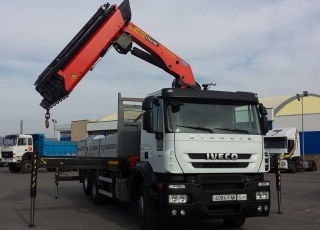 Camión de ocasión IVECO AD260S36Y/PT, 6x2, con tercer eje elevable, año 2007, con caja fija y grúa palfinger PK23002 con 6 salidas hidraulicasy 2 manuales, con cabrestante y mando.