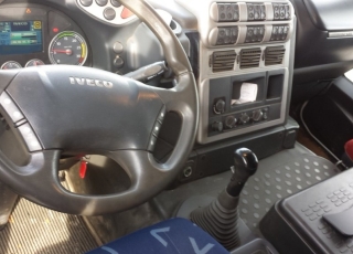 Camión de ocasión IVECO AD260S36Y/PT, 6x2, con tercer eje elevable, año 2007, con caja fija y grúa palfinger PK23002 con 6 salidas hidraulicasy 2 manuales, con cabrestante y mando.