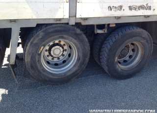 Camión de ocasión IVECO AD260S36Y/PT, 6x2, con tercer eje elevable, año 2007, con caja fija y grúa palfinger PK23002 con 6 salidas hidraulicasy 2 manuales, con cabrestante y mando.