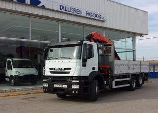 Camión de ocasión IVECO AD260S36Y/PT, 6x2, con tercer eje elevable, año 2007, con caja fija y grúa palfinger PK23002 con 6 salidas hidraulicasy 2 manuales, con cabrestante y mando.