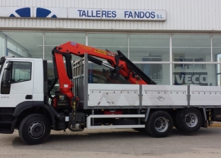 Camión de ocasión IVECO AD260S36Y/PT, 6x2, con tercer eje elevable, año 2007, con caja fija y grúa palfinger PK23002 con 6 salidas hidraulicasy 2 manuales, con cabrestante y mando.